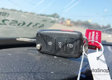 2013 Volkswagen Passat 2.5L S z USA, uszkodzony, nr VIN 1VWAP7A33DC083930